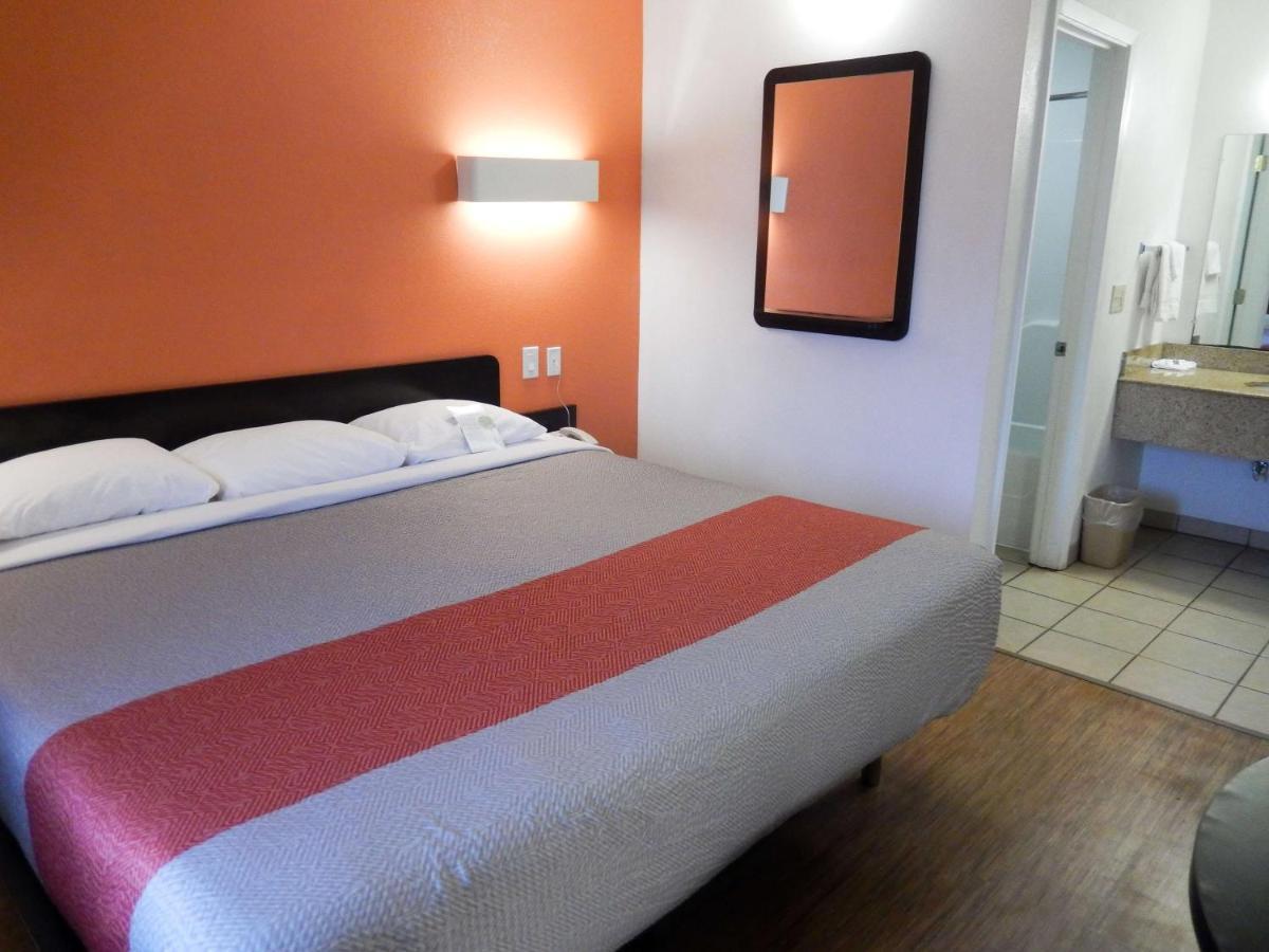 Motel 6-Clute, Tx Екстер'єр фото