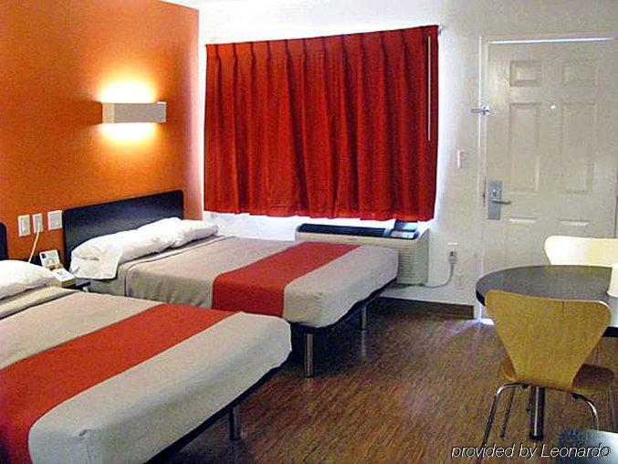 Motel 6-Clute, Tx Екстер'єр фото