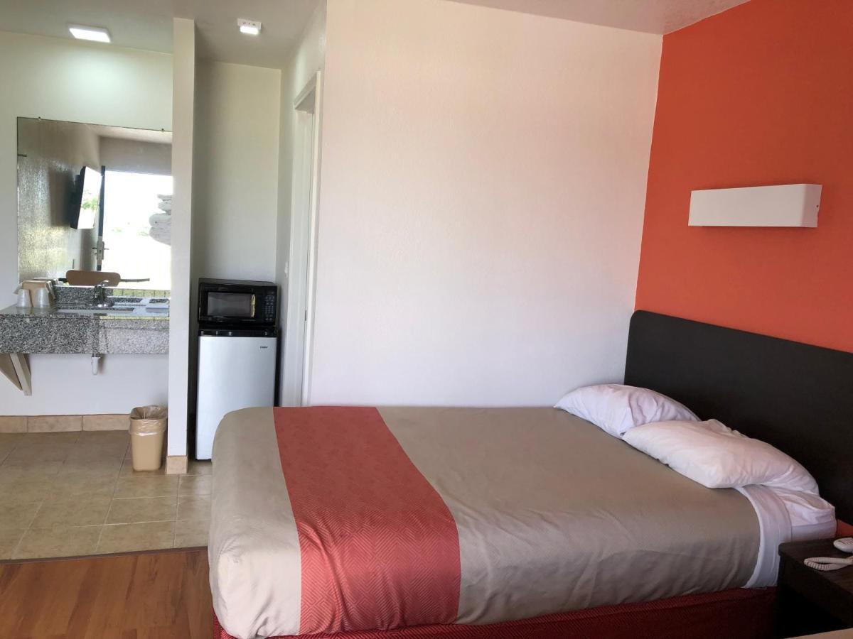 Motel 6-Clute, Tx Екстер'єр фото